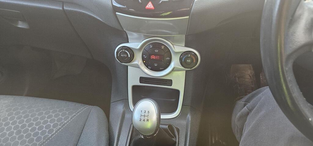 Ford Fiesta photo 11