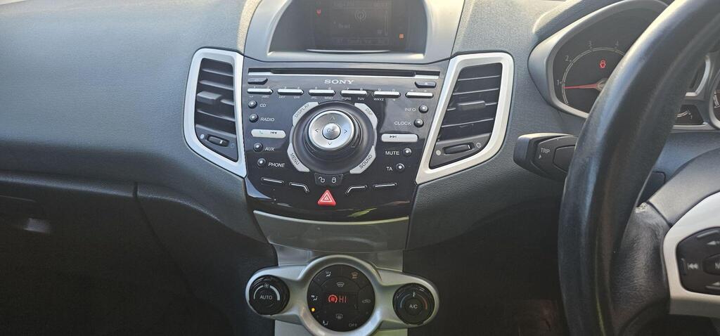 Ford Fiesta photo 13